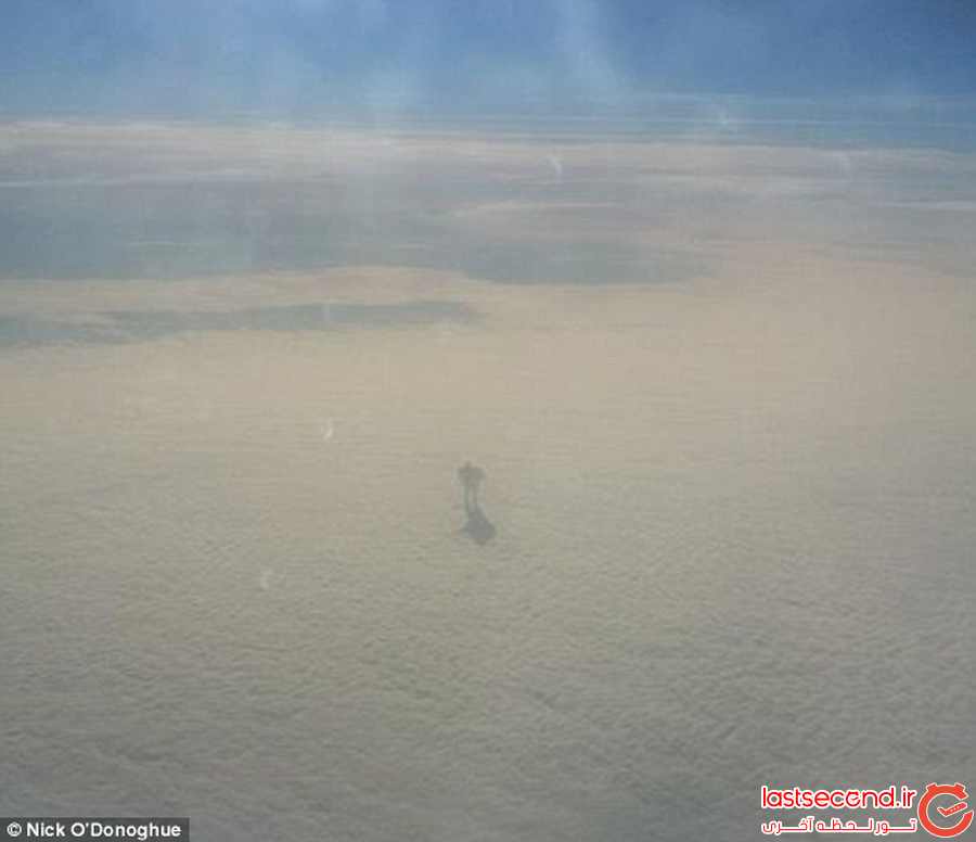 مسافران هواپیما این آدم آهنی را در حال قدم زدن روی ابرها دیدند   