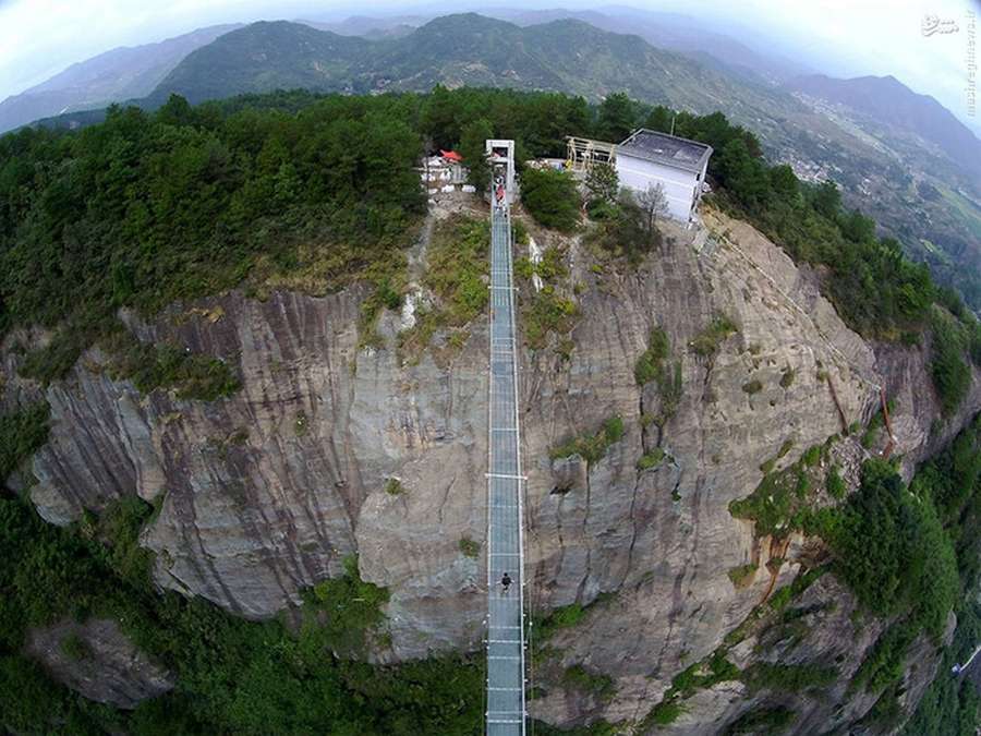 تصاویری از طولانی ترین پل شیشه ای جهان در چین   