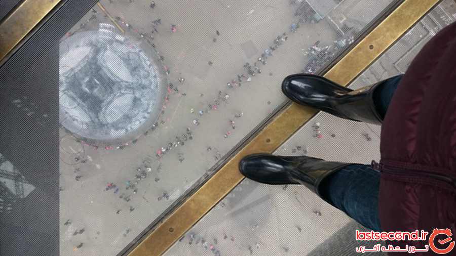 نمای پاریس از روی کفپوش شیشه ای برج ایفل    