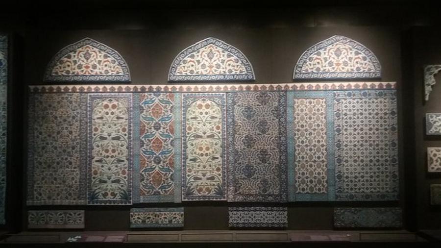کاشی‌های تاریخی سرقتیِ تهران در موزه‌ لوور چه می‌کنند؟ 