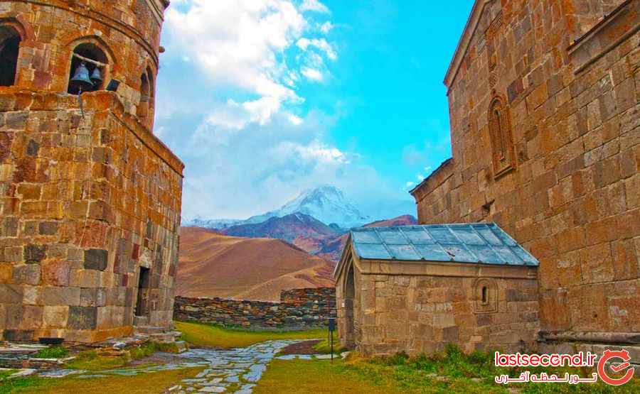 کلیسای زیبای گرگتی ، پنهان در میان کوههای قفقاز ‏ ‏ ‏ ‏ ‏‏ ‏