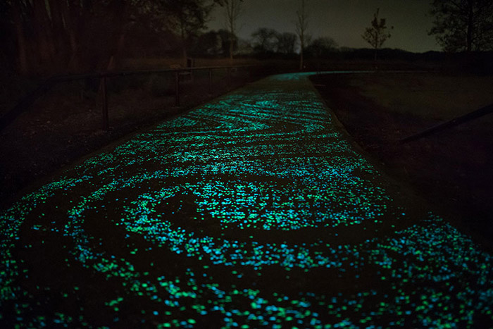  جاده‌ی شب‌تاب مخصوص دوچرخه سواری در شب 