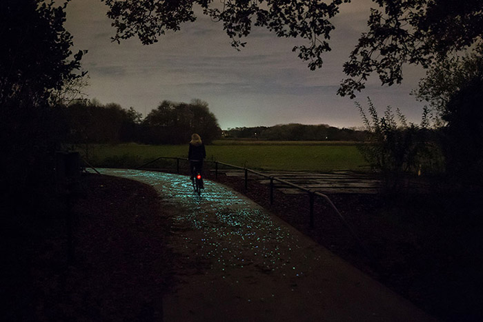  جاده‌ی شب‌تاب مخصوص دوچرخه سواری در شب 