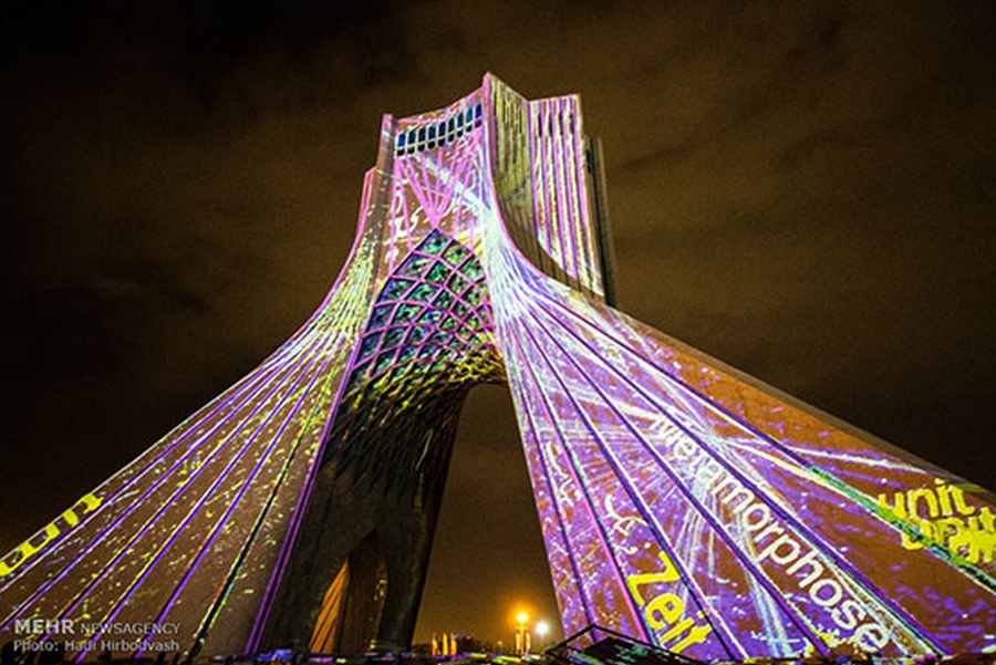  تصاویر زیبا از نورپردازی برج آزادی توسط هنرمند آلمانی   