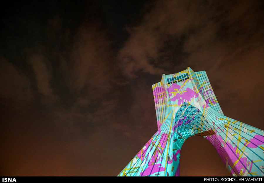  تصاویر زیبا از نورپردازی برج آزادی توسط هنرمند آلمانی   